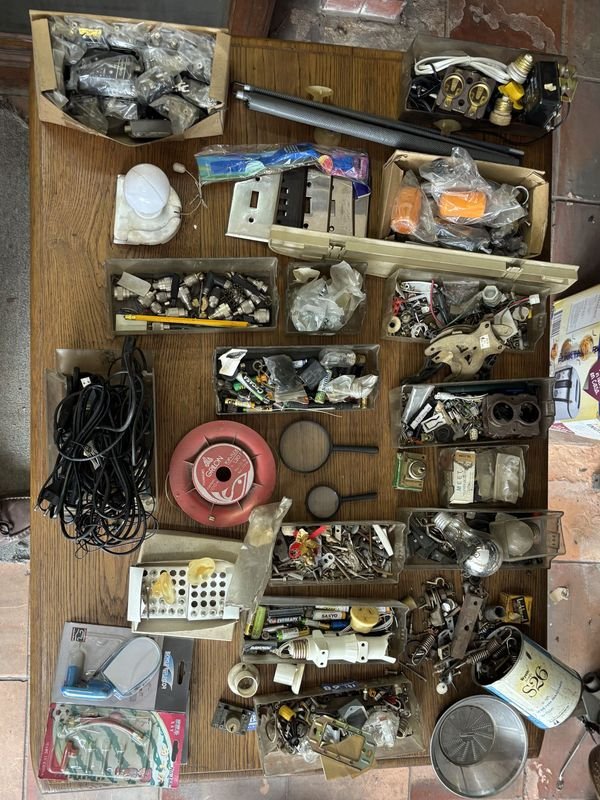 Lote siguiente: Piezas electrónicas y mecánicas variadas