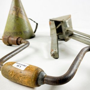 Lote de 3 piezas: Embudo de chapa, puretera y taladro manual antiguo - imagen 3