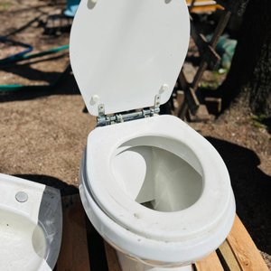 Juego de Baño Completo: Lavabo con Pedestal, Inodoro y Grifería - imagen 3
