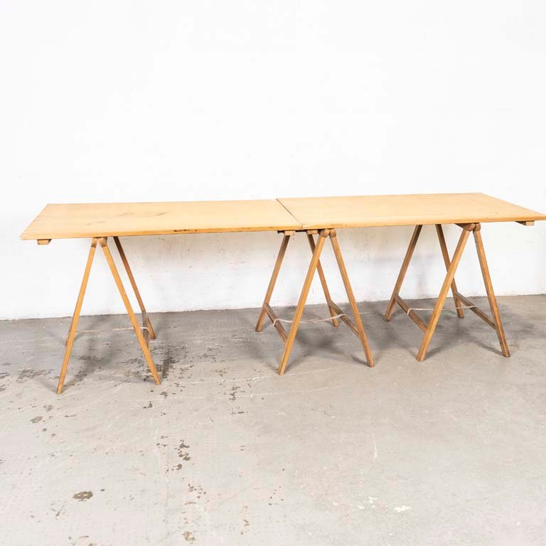 Lote anterior: Mesa con caballetes de madera y metal