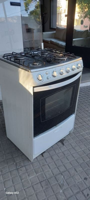 Cocina de gas con horno y ventillo en excelente estado - imagen 1