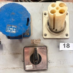 Tablero con Tomas Industriales y Cableado - imagen 1