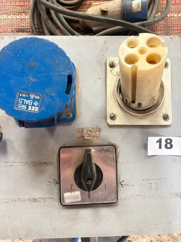 Tablero con Tomas Industriales y Cableado