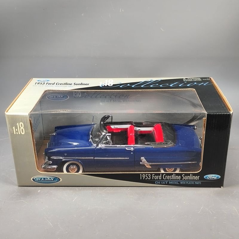 Lote anterior: 1953 Ford Crestline Sunliner Die-Cast Modelo en Escala 1:18
