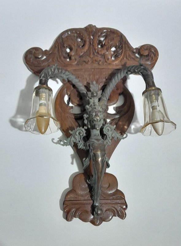 Lote siguiente: Antigua Iluminacion de pared Fines de 1800 Grifo de Bronce con su patina Original una Raresa