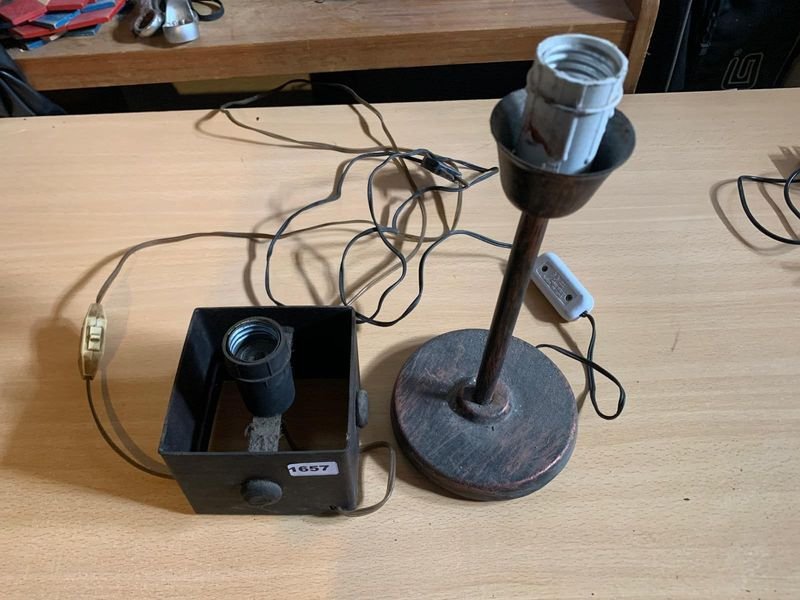 Lote siguiente: Lámparas de pie con base de madera y accesorios