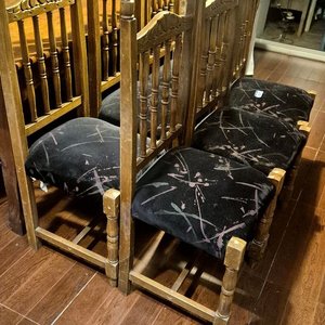 Juego de 6 Sillas de Madera Torneada y Tallada con Tapizado Negro - imagen 1