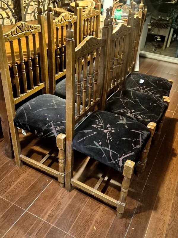 Juego de 6 Sillas de Madera Torneada y Tallada con Tapizado Negro