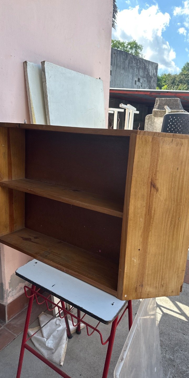 Lote anterior: Mueble de madera con estructura metálica