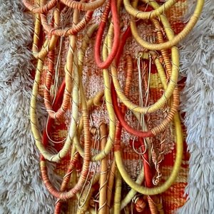 Tapiz Beige y Naranja Hecho a Mano con Texturas Variadas - imagen 2
