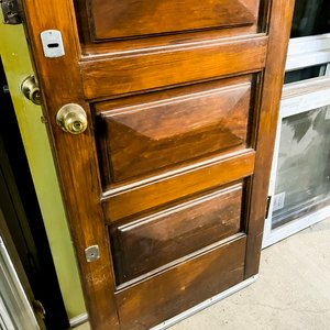 Hoja de Puerta de Madera Oscura con Diseño de Paneles - imagen 4