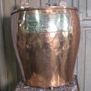 Depósito de Cobre con Inscripciones Hebreas en Placa de Bronce - imagen 2