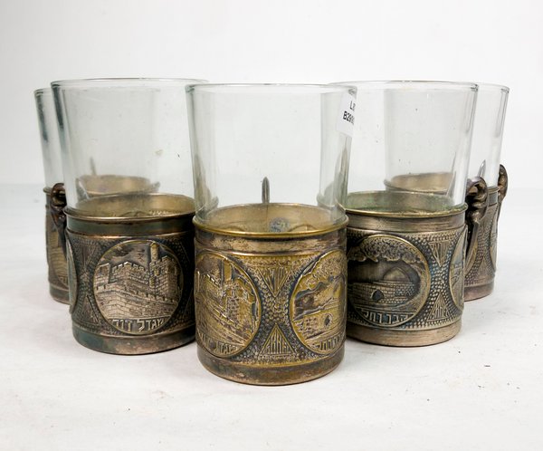 Conjunto de 5 Vasos Hialinos con Bordes Metálicos y Asas