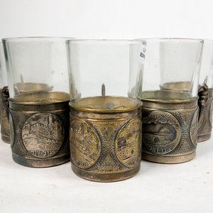 Conjunto de 5 Vasos Hialinos con Bordes Metálicos y Asas - imagen 1
