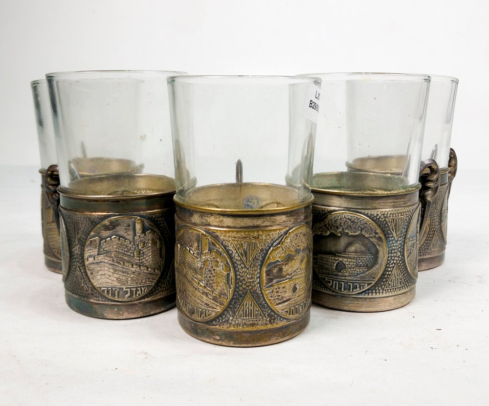 Conjunto de 5 Vasos Hialinos con Bordes Metálicos y Asas