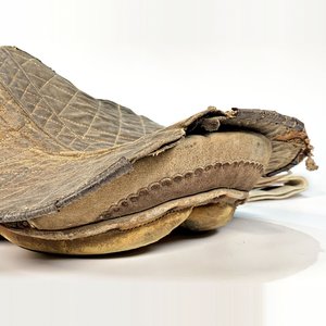 Montura Inglesa de Cuero "Cola de Pato" con Cincha y Carona - imagen 6