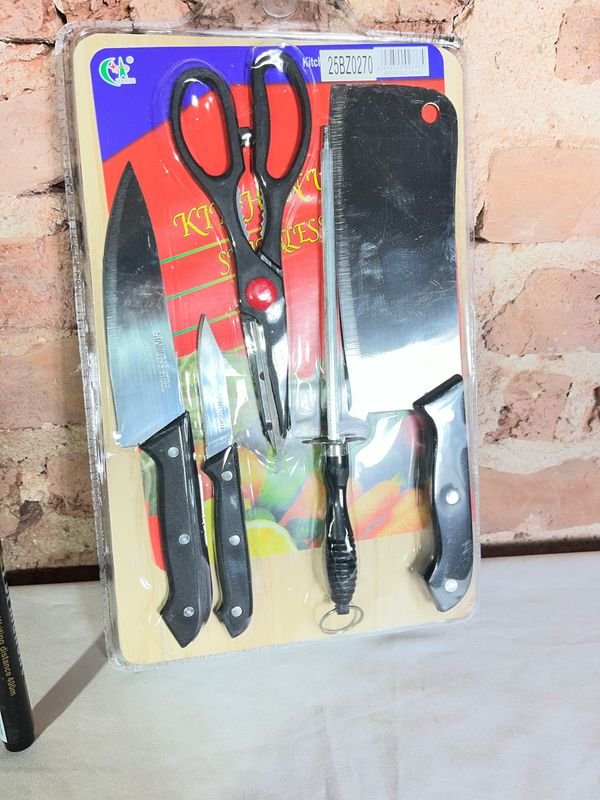 Set de Cocina: Tabla de Madera, Cuchillos, Tijera y Hacha