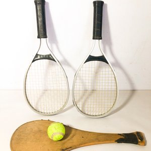 Dos Raquetas de Tenis Antiguas y Paleta de Madera con Pelota - imagen 3