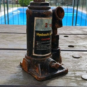 Gato Hidráulico de Botella 2 Toneladas con Llave Cruz Universal - imagen 2