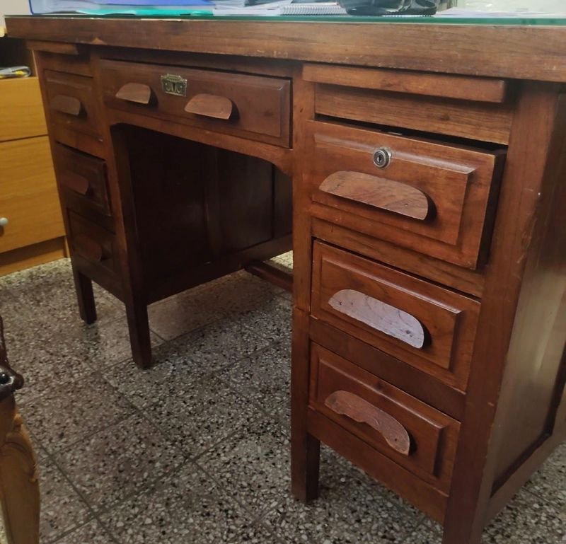 Lote siguiente: Escritorio en roble con características únicas