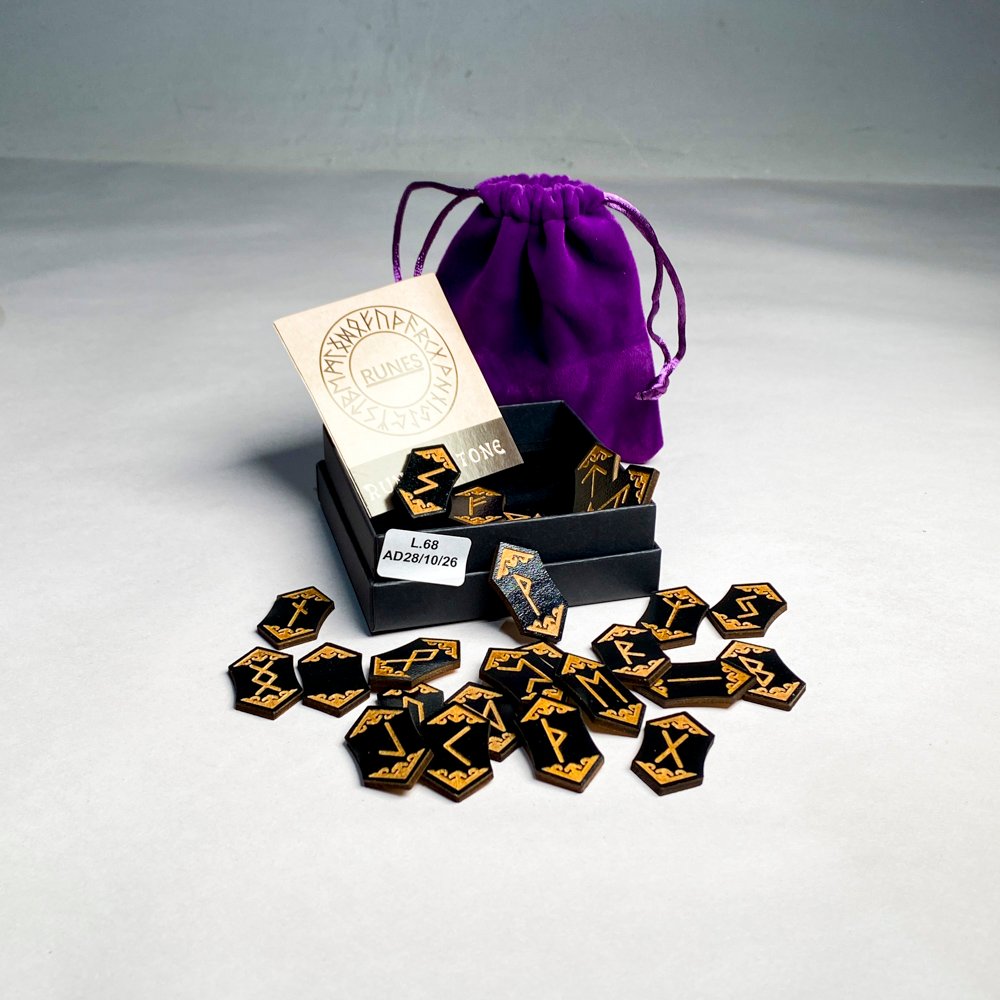 Runas Vikingas en Madera con Bolsa Violeta y Estuche Negro