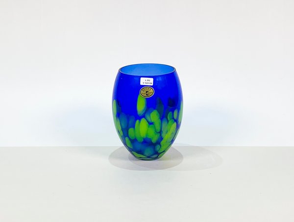 Un florero de cristal Bohemia en azul y verde