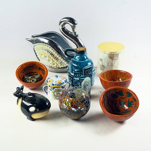 Lote de Adornos Decorativos: Cisne Plateado, Botella Azul, Mosaico y Más - imagen 1
