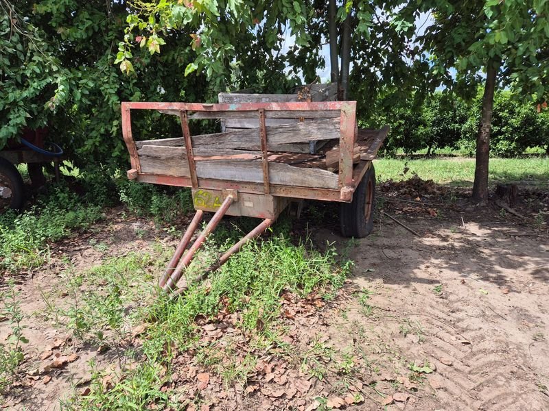 Carro de madera en mal estado