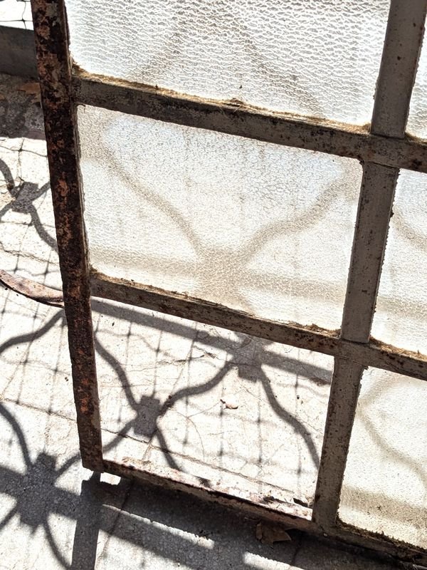 Vitral de vidrio estropeado en marco de hierro - imagen 7