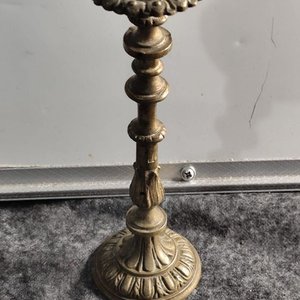 Portavelas de Bronce con Detalles Ornamentales - imagen 4