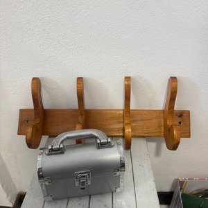 Perchero de Madera con Cofre Estilo Joyero Metálico - imagen 1