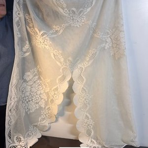 Lote siguiente: Cortina de Encaje Blanco Vintage con Diseño Floral