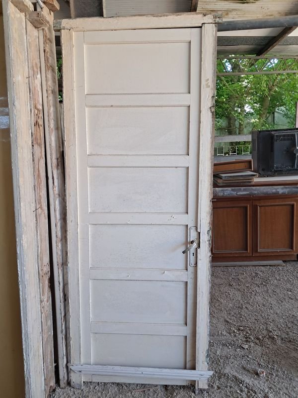 Puerta antigua de madera con manija y cerradura - imagen 2