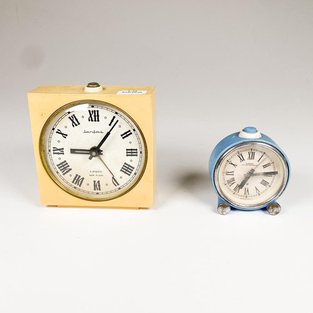 Dos Relojes de Sobremesa Despertadores: Uno Ruso Jantar y Otro Europa
