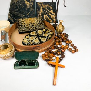 Lote de Carteritas, Floreritos, Placas de Sello, Lentes y Rosario de Madera - imagen 5
