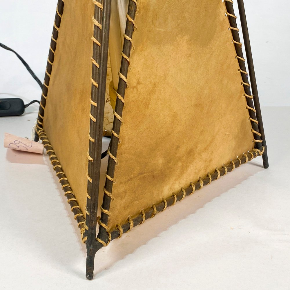 Lámpara de sobremesa triangular con una luz - imagen 2