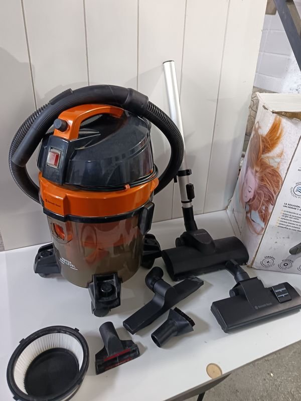 Aspiradora Bennett Read Hydro Vac con Accesorios
