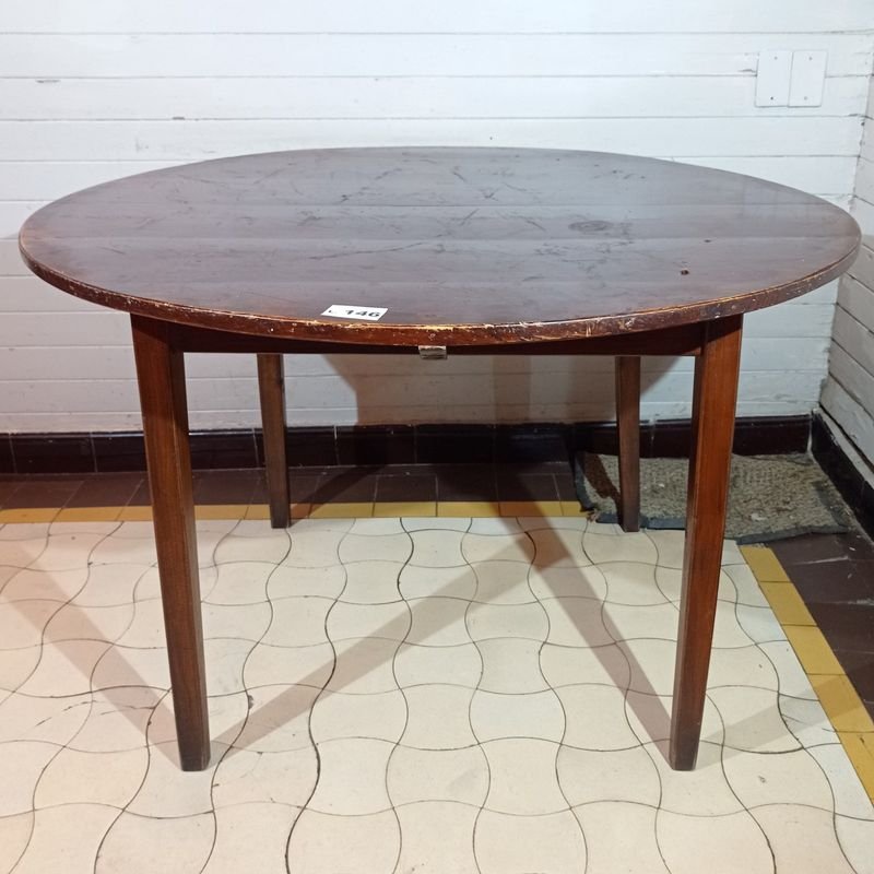 Lote siguiente: Mesa de madera circular en buen estado