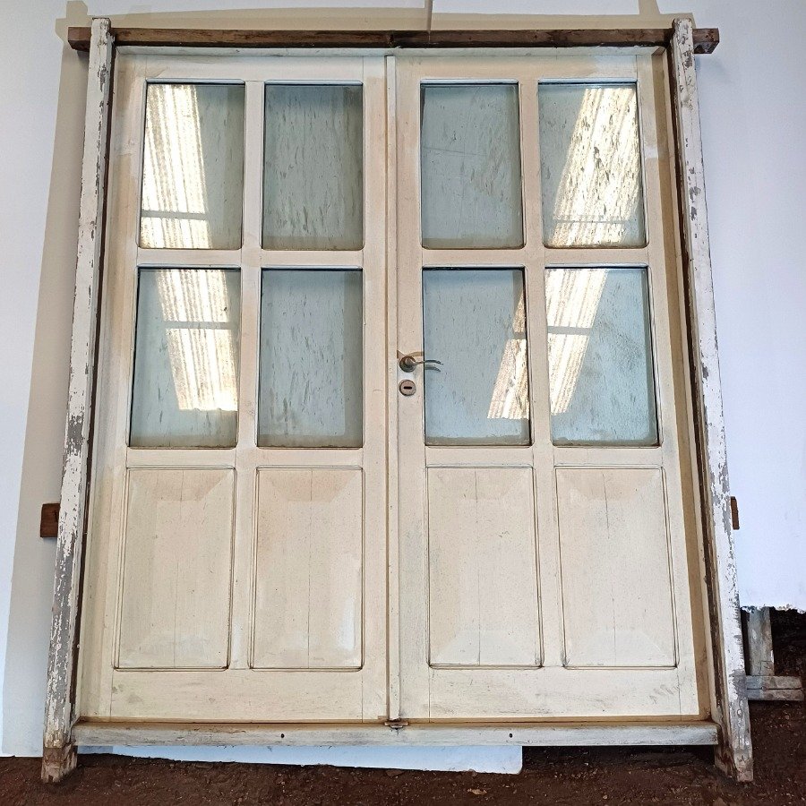Puerta de dos hojas con diseño de tablero y vidrio - imagen 3