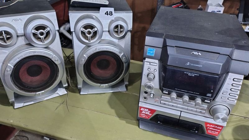 Lote siguiente: MINICOMPONENTE AIWA CON SUS PARLANTES Y CD CHANGER