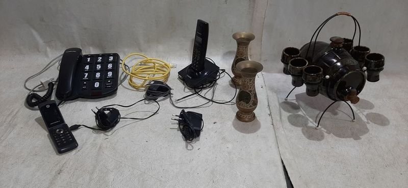 Lote siguiente: Caja de Barro con Accesorios de Teléfono