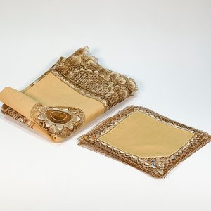Lote siguiente: Mantel de Hilo Beige con Calados Florales y 7 Servilletas