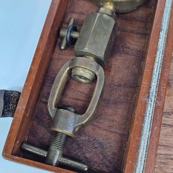 Antiguo Medidor de Presión Dacor en Caja de Madera - imagen 2