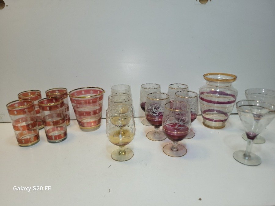 Cristalería Variada: Vasos, Copas y Florero con Detalles Dorados y Grabados