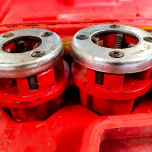 Kit de Terraja con Caja Plástica Roja para Roscado de Tubos - imagen 3