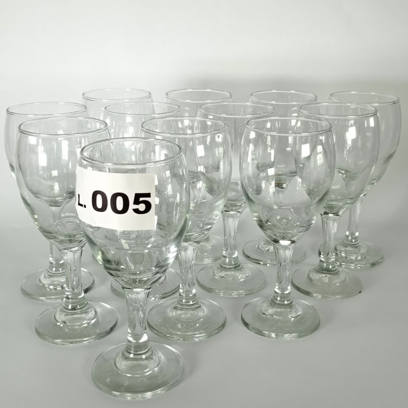 Doce copas de vino en vidrio - imagen 1