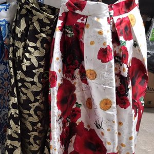 Lote anterior: Falda Estampada con Flores Rojas y Mariposas Doradas