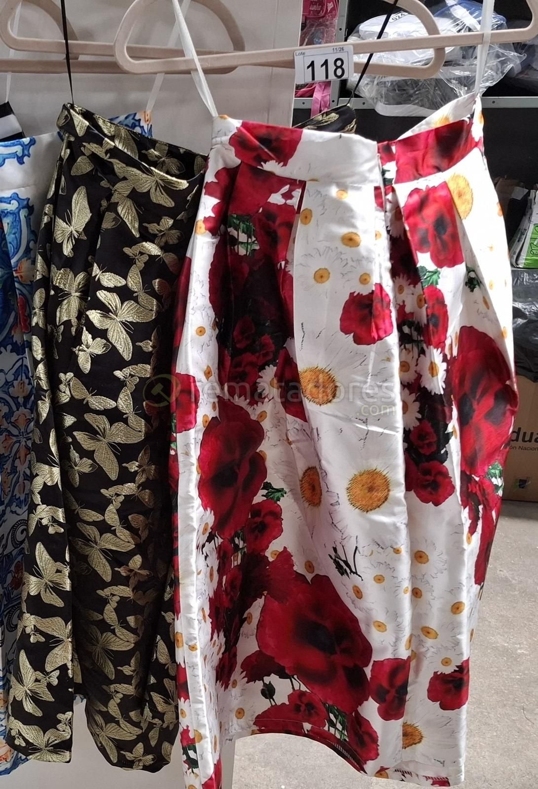 Falda Estampada con Flores Rojas y Mariposas Doradas