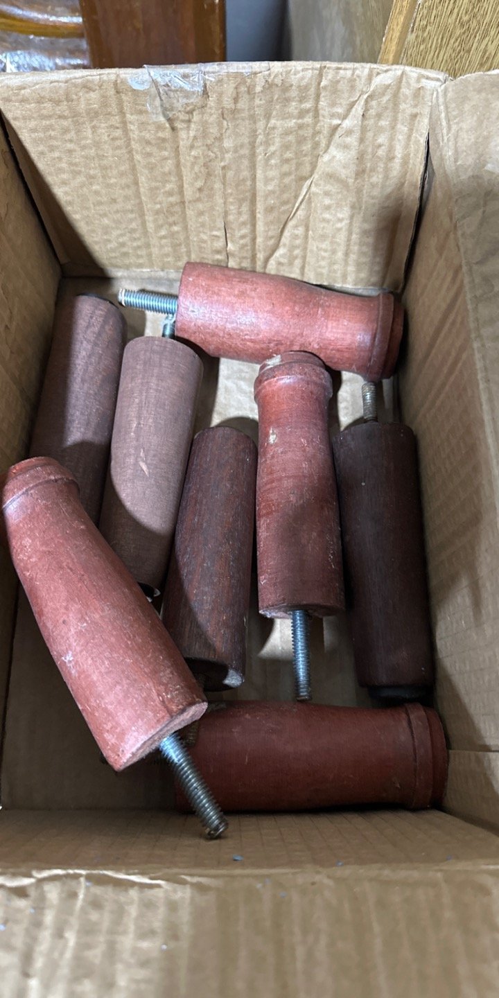 Lote siguiente: Patas somier en madera con tornillos de metal