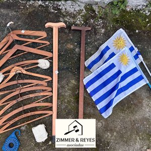 Lote siguiente: Lote de Perchas de Madera, Bastones y Banderas de Uruguay